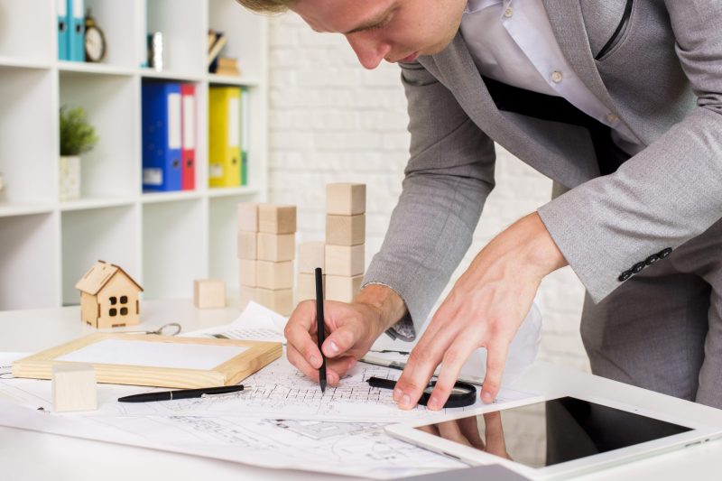 A man that making a plan